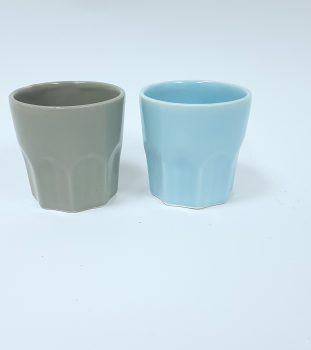 זוג כוסות אספרסו בצבעים שונים